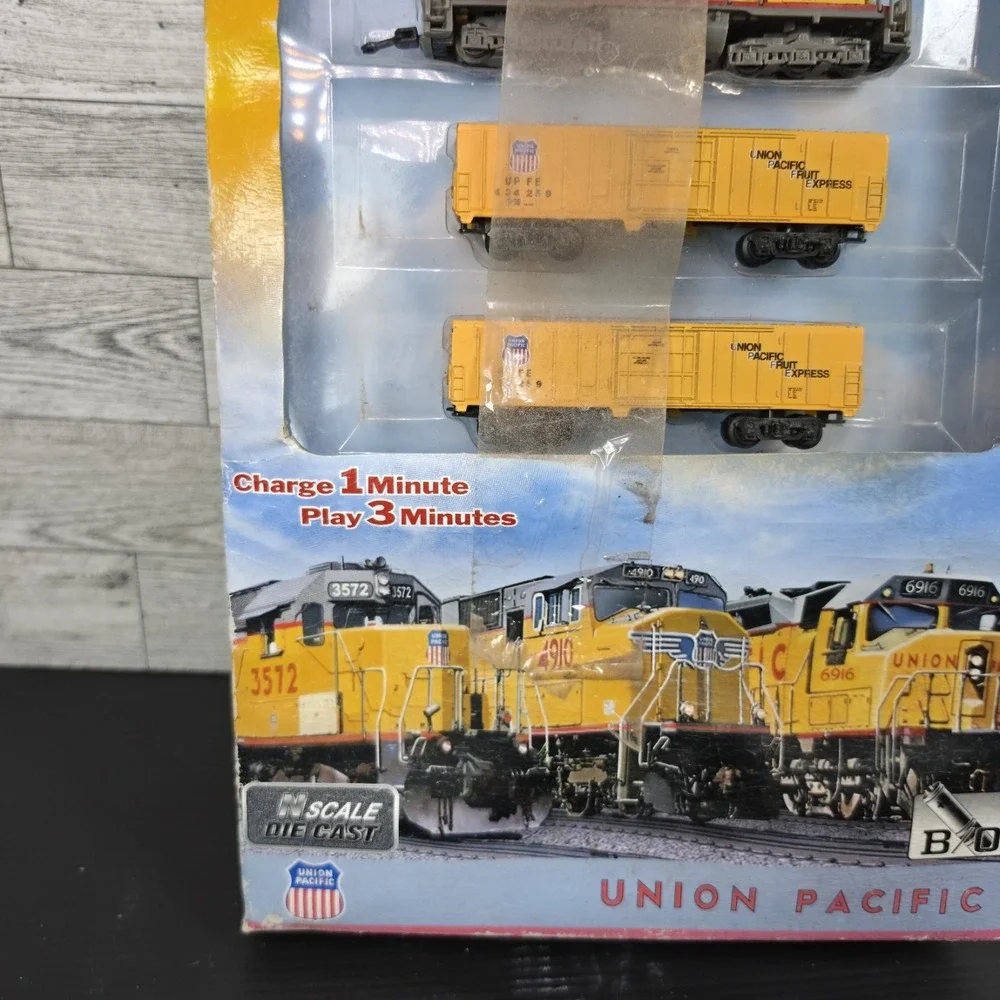 Vintage Rare UNION PACIFIC - Rail Road N NewRay : SD-40 Locomotive + Tracks NEW